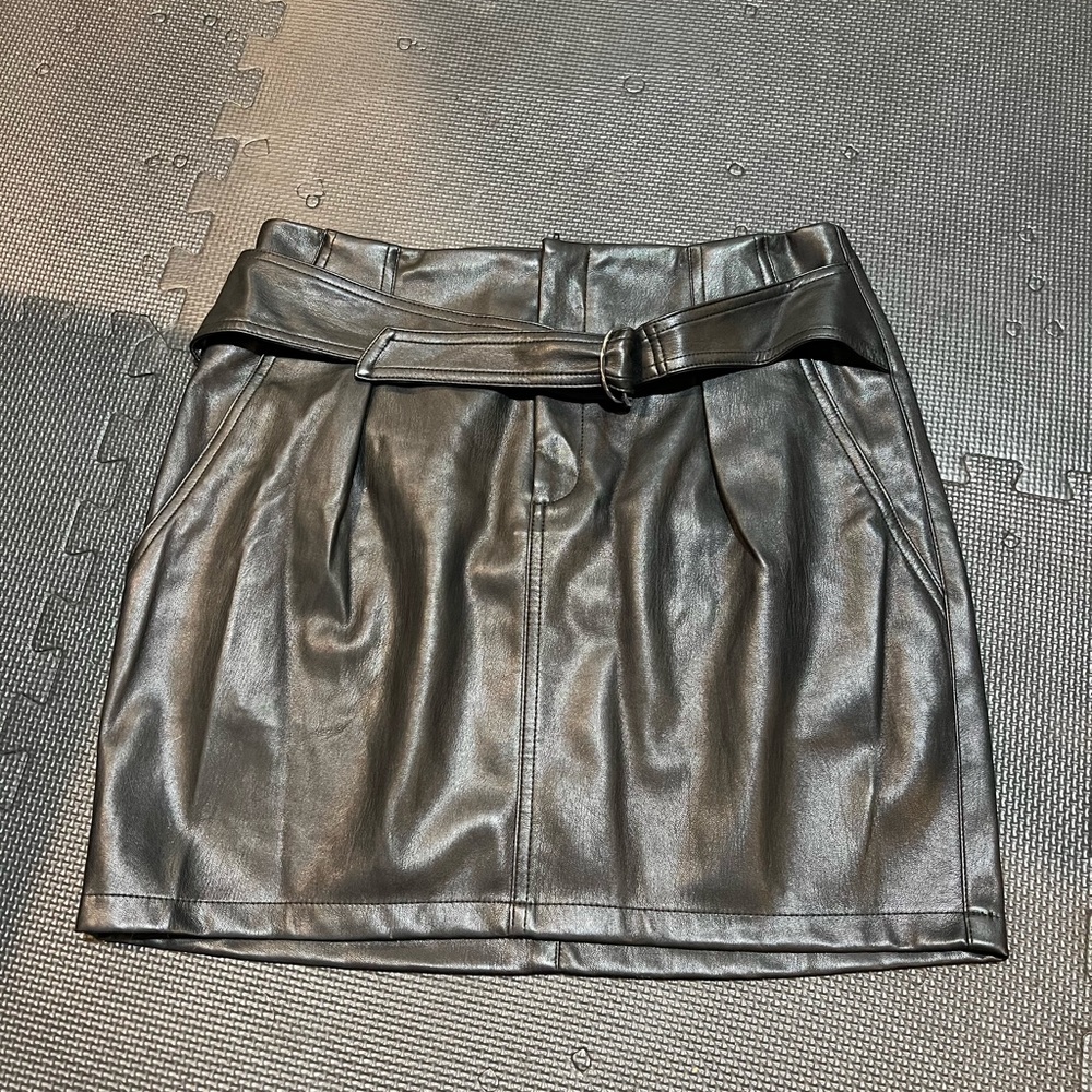 Bar III black faux leather mini skirt size 8